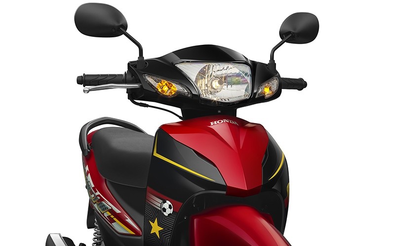 Afbeelding van de Wave Alpha speciale editie koplamp, gericht op het halogeen koplampontwerp en de verlichtingscapaciteit, waarbij de nadruk ligt op de veiligheidsfunctie tijdens het rijden.
