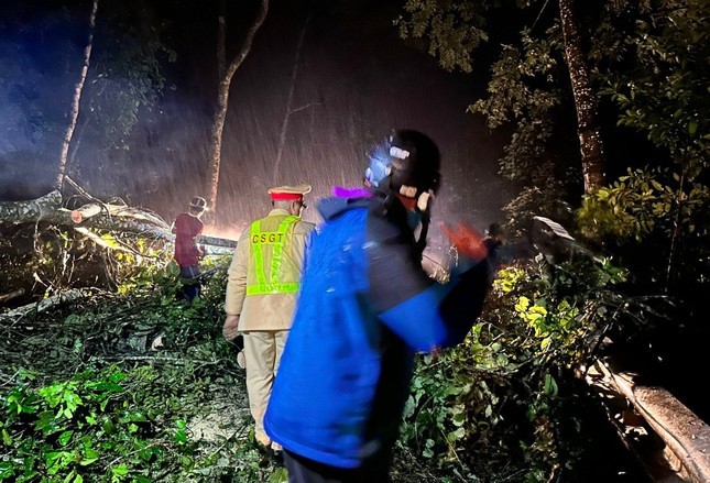 Operações de resgate em andamento em forte chuva