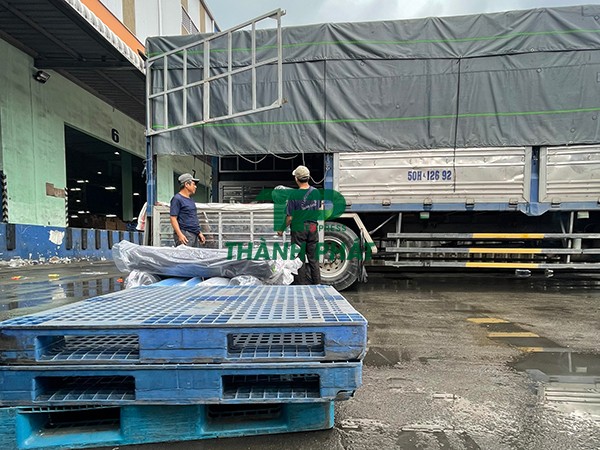 Elija el servicio de camiones de carga en Biên Hòa de Vận Tải Thành Phát para garantizar un transporte seguro, rápido y económico.