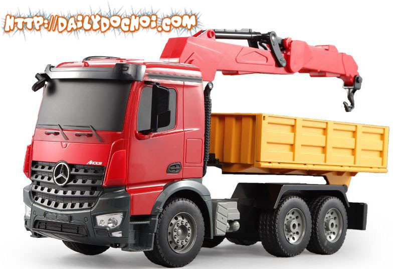 Xe tải cần cẩu điều khiển từ xa Double E CT45 Mercedes-Benz với thiết kế mạnh mẽ và màu sắc tươi sáng