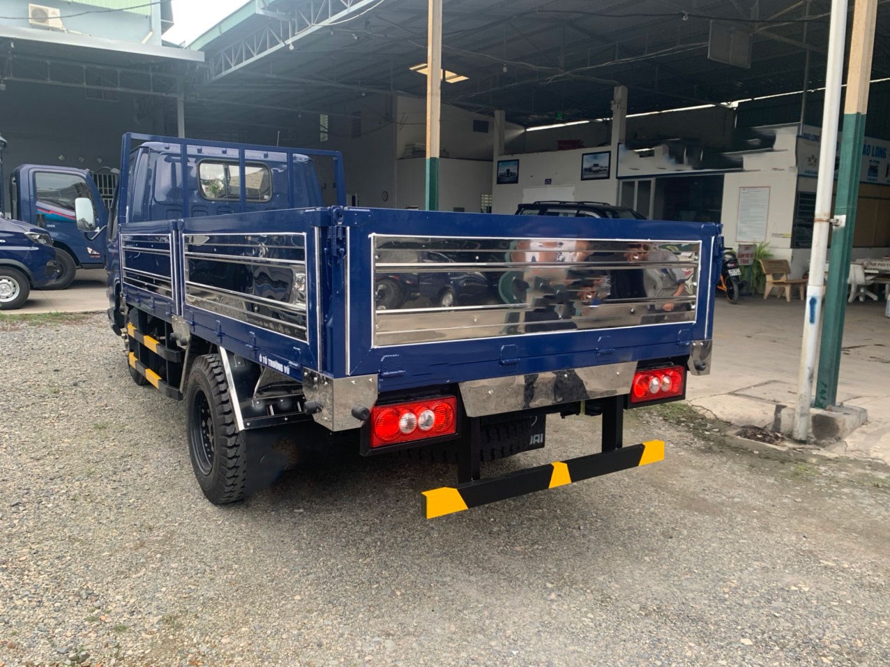 Overview of the Do Thanh IZ200 light truck with a flatbed
