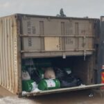 Hiện trường vụ xe tải lật ở Kenya, người dân tụ tập gần các thùng hóa chất độc hại