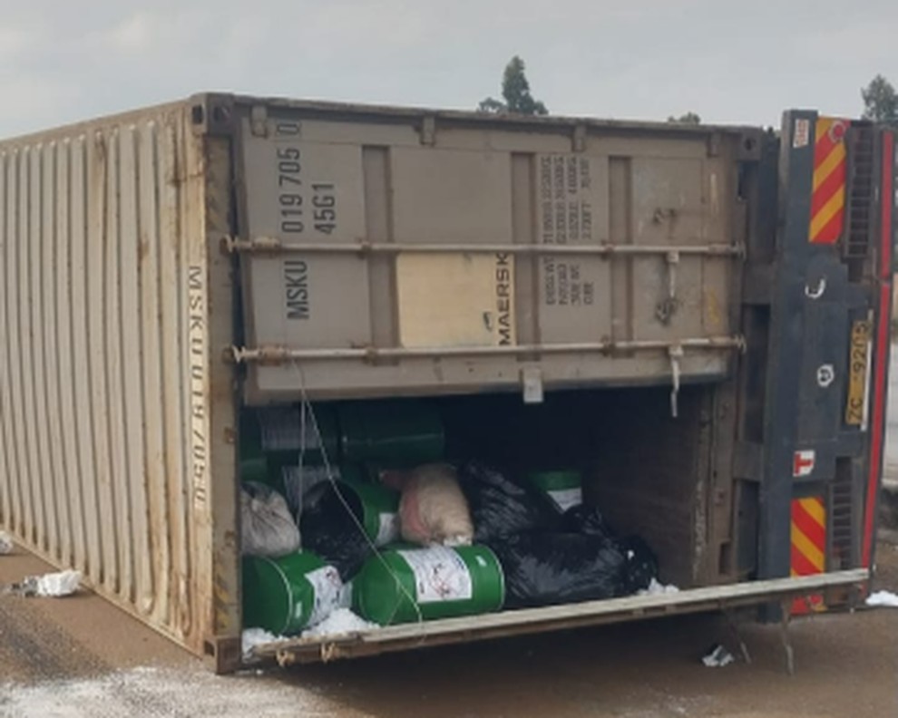 Hiện trường vụ xe tải lật ở Kenya, người dân tụ tập gần các thùng hóa chất độc hại
