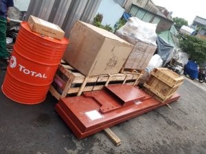 Pesage et mesure précis des marchandises à l'entrepôt, assurant la transparence sur le volume