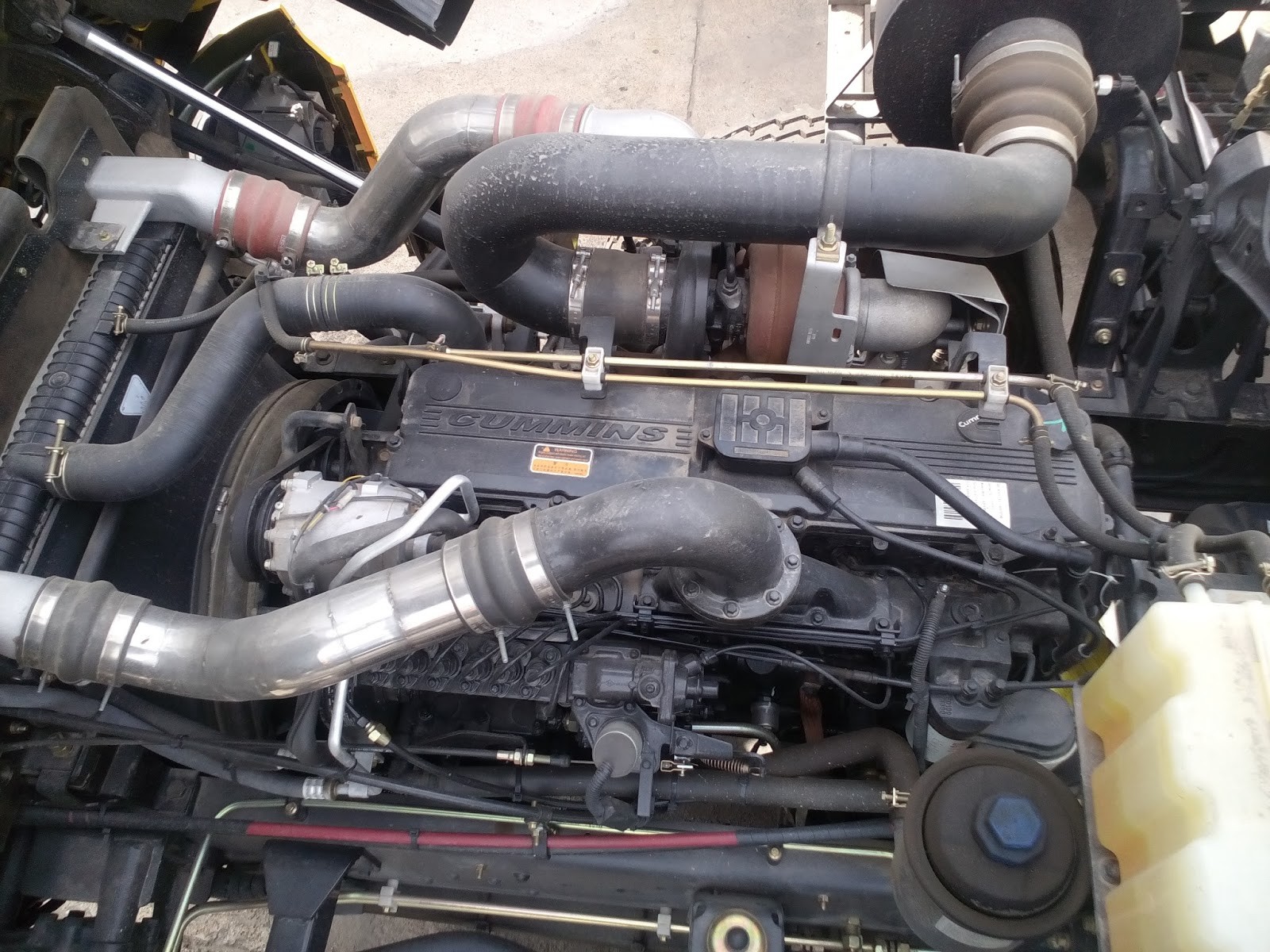 東風 (Dongfeng) 4軸トラックのエンジン