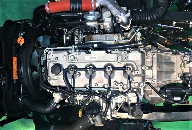 Hình ảnh động cơ xe tải Isuzu NPR 400 3.5 tấn thùng bạt mạnh mẽ và tiết kiệm nhiên liệu