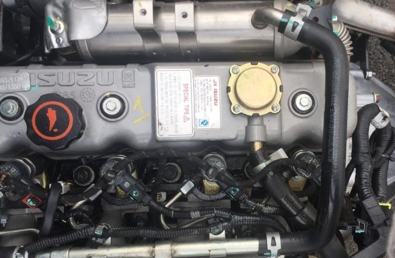 Hình ảnh động cơ xe tải Veam 3.5 tấn, làm nổi bật các chi tiết kỹ thuật và hệ thống tiết kiệm nhiên liệu