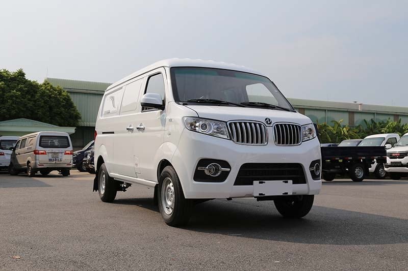 alt text: Dongben X30 V2 Kastenwagen in Weiß, Seitenansicht, zeigt deutlich das Design der Karosserie und die Schiebetür.