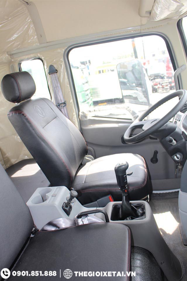 Intérieur spacieux et confortable de la cabine du camion Dongfeng 9.6 tonnes
