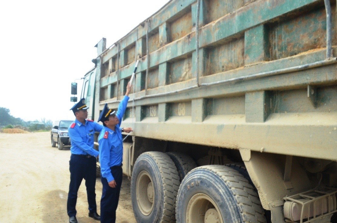 alt text: Sau khi phát hiện sai phạm, lực lượng TTGT Nghệ An sẽ truy xuất nguồn gốc xe, làm việc với chủ doanh nghiệp sở hữu và tuyên truyền vận động cắt thùng. Nếu tái phạm sẽ phạt kịch khung