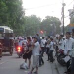 Sinh viên mệt mỏi chờ xe bus quá tải trong giờ cao điểm tại điểm dừng xe buýt trên đường Nguyễn Trãi, Hà Nội.