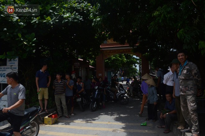 Large crowd gathered at the scene of the truck overturning accident in Hai Duong, where many onlookers were killed.