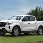 Xe bán tải Nissan Navara mạnh mẽ trên đường trường