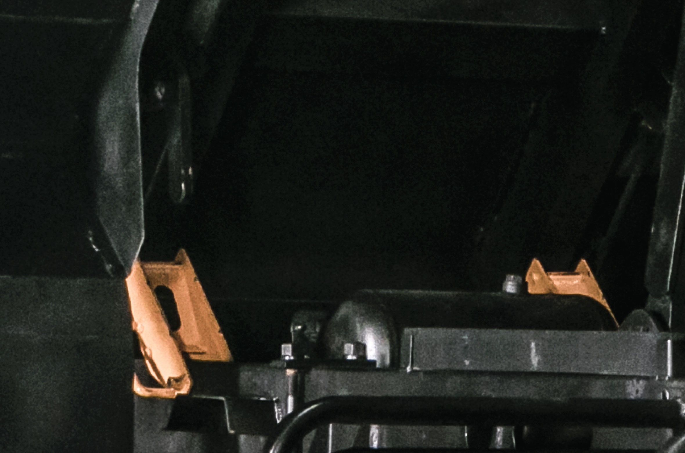 Daewoo dump truck hydraulic lifting system at the rear
