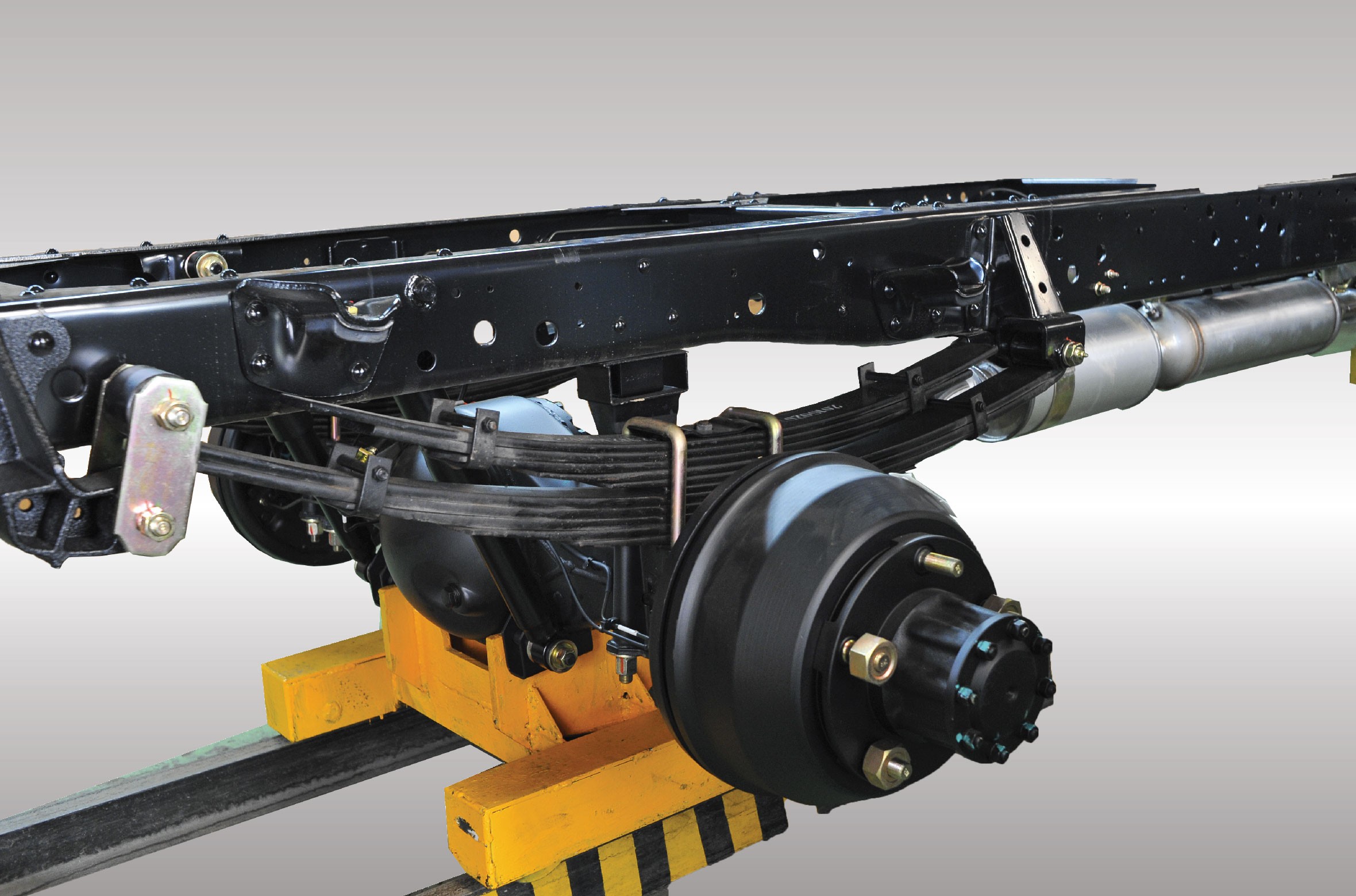 Daewoo dump truck sturdy chassis and suspension system