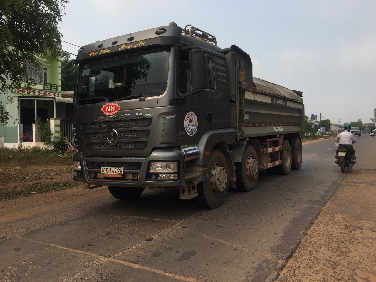 Xe tải chở đất logo NN hoạt động trên Quốc lộ 19B đoạn qua Tây Sơn và An Nhơn, Bình Định.