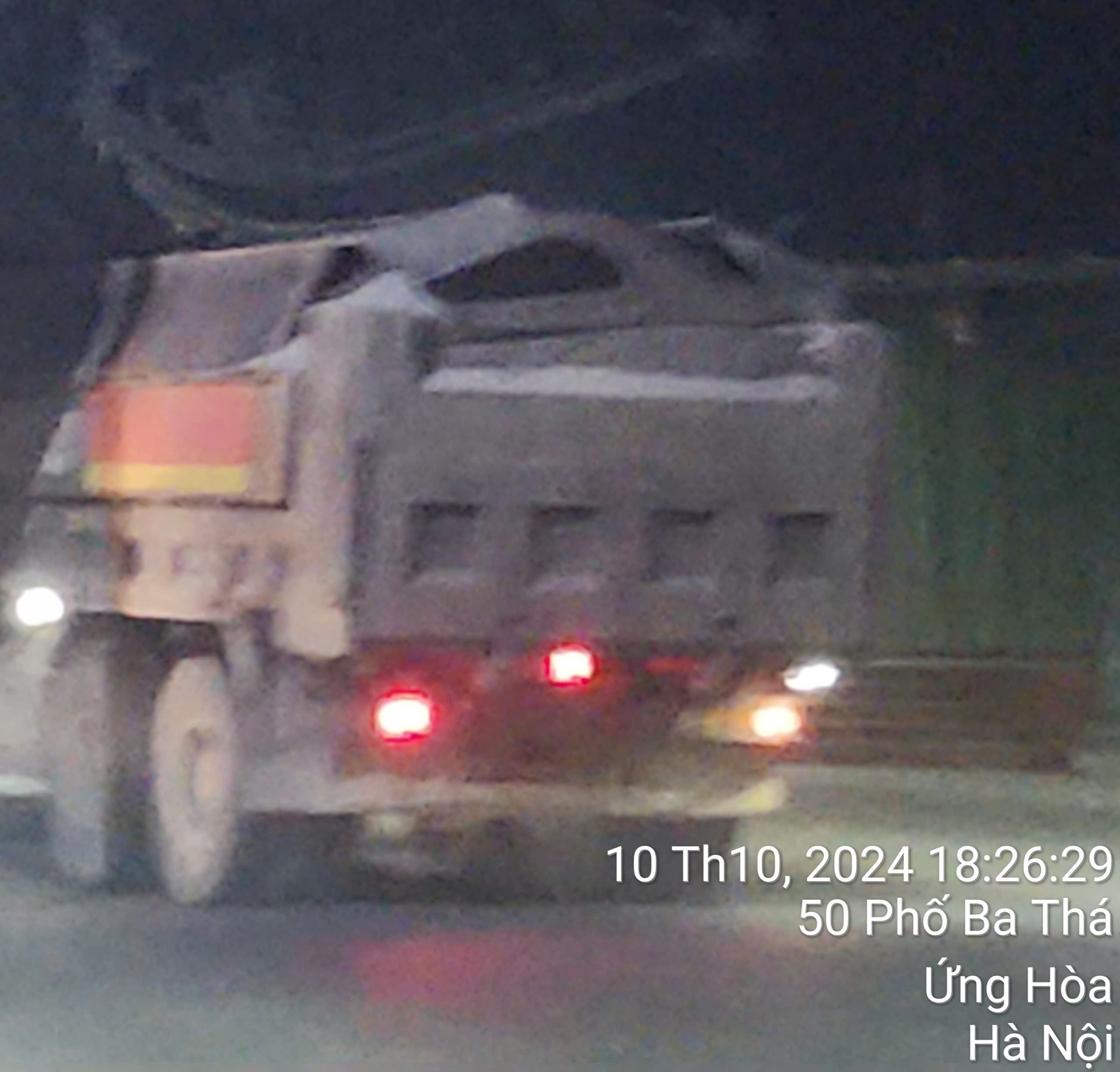 Hình ảnh xe tải chở vật liệu xây dựng quá khổ quá tải trên đường tỉnh 429, Hà Nội, thể hiện sự coi thường pháp luật của các tài xế.