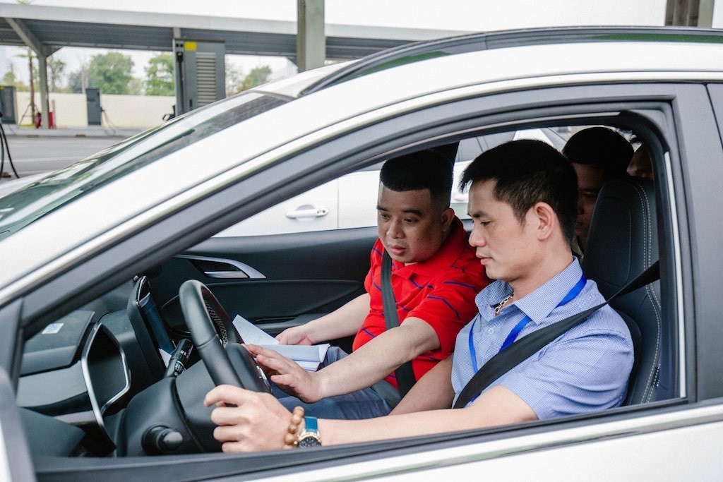 lái xe tải thực hành tại bãi tập