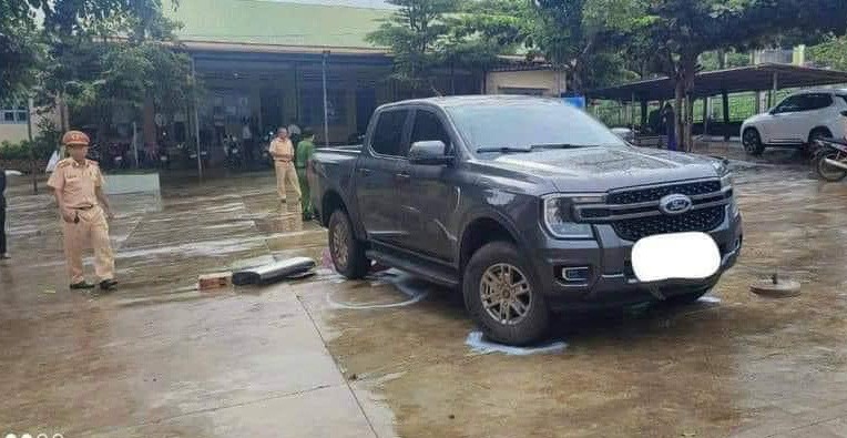 Hiện trường vụ tai nạn xe bán tải lùi tông chết người trong sân trường
