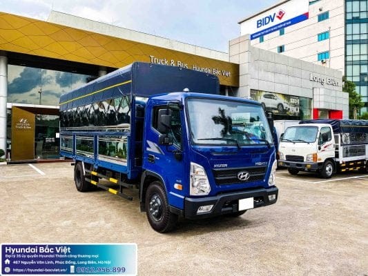 Xe tải Hyundai Mighty EX8L thùng bạt, một trong những đại diện tiêu biểu của dòng xe tải 8 tấn.