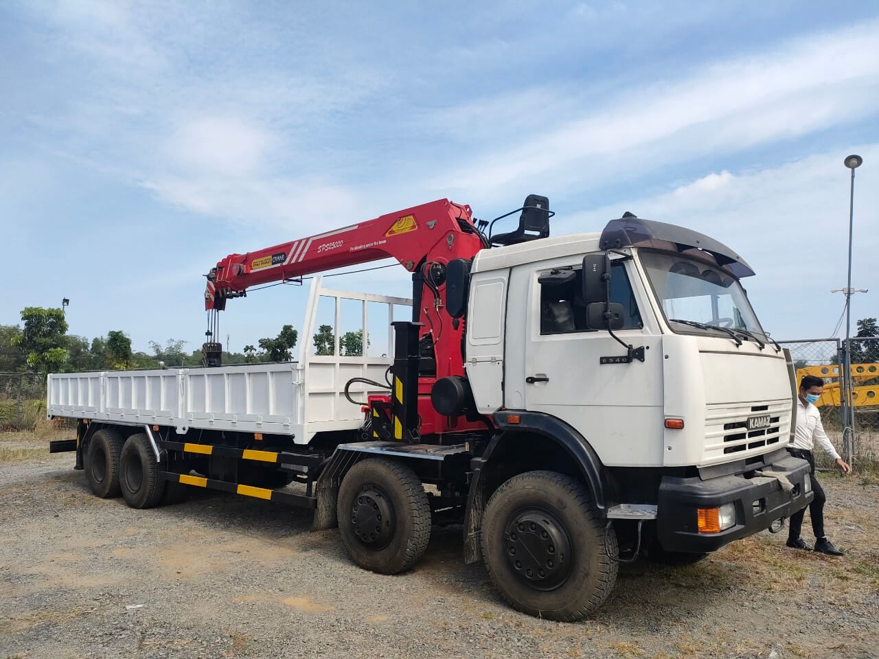 Xe tải cẩu Kamaz 6540 gắn cẩu 10 tấn Palfinger mạnh mẽ