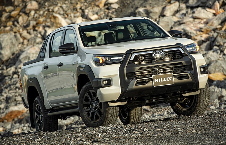 Toyota Hilux thiết kế đầu xe mạnh mẽ và hầm hố đậm chất bán tải