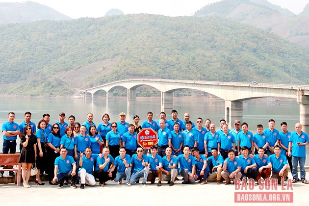 Hội Lái xe 26 tổ chức cho hội viên tham quan tại huyện Quỳnh Nhai