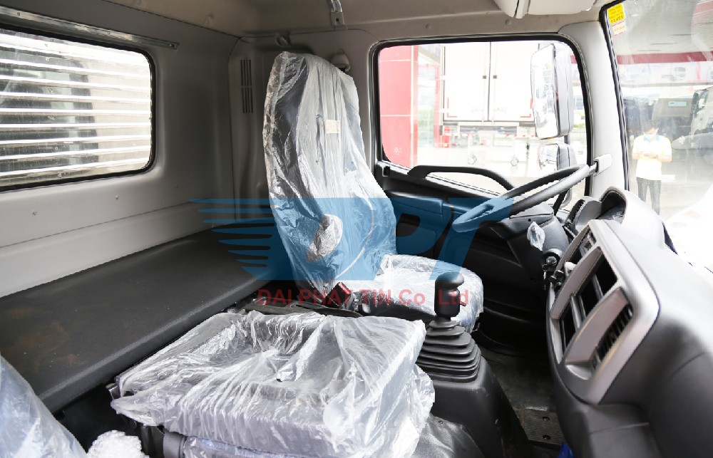 alt text: Hình ảnh nội thất xe tải Hino FL với ghế hơi cao cấp, bảng điều khiển tập trung