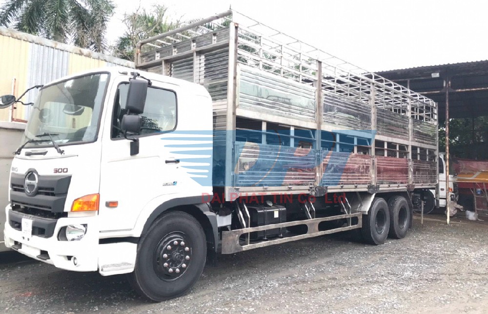 alt text: Hình ảnh xe tải Hino FL chở heo với thiết kế thùng hai tầng bằng inox