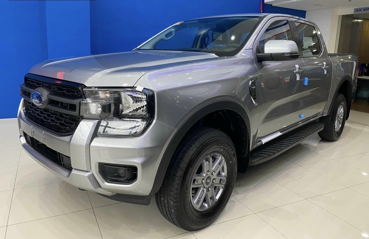 Ford Ranger 2023 XLS 4x2 màu bạc thực dụng và đa năng