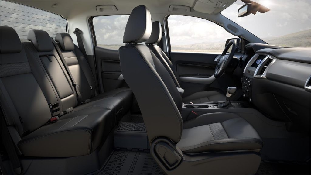ภายในกว้างขวางและสะดวกสบายของ Ford Ranger ให้เช่าที่เบียนฮวา