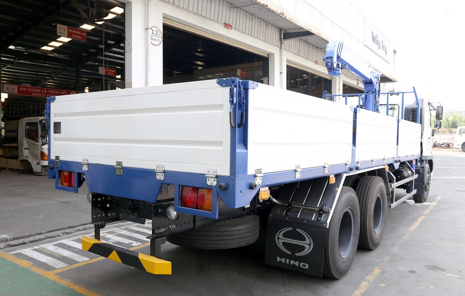 Hệ thống đỡ 3 điểm của xe tải cẩu Hino TADANO tăng cường sự ổn định