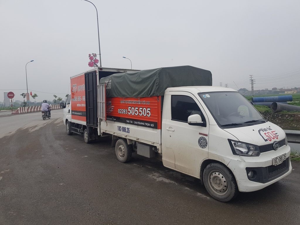 Een vrachtwagen die goederen vervoert