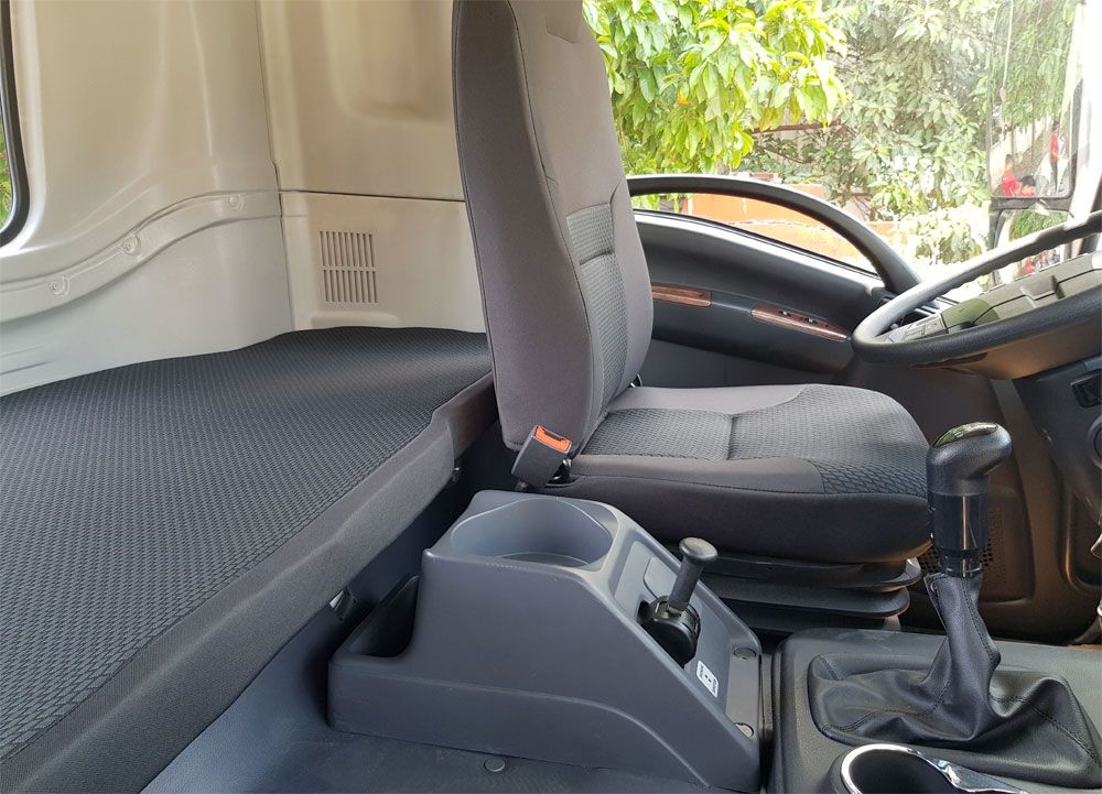 Ghế ngồi và giường nằm xe tải Isuzu 4 chân