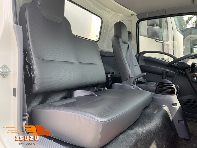 Không gian nội thất cabin xe tải Isuzu NPR 500, tập trung vào sự rộng rãi và tiện nghi