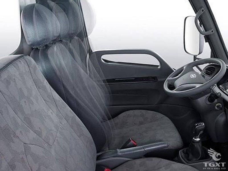 Ghế ngồi xe tải Hyundai N250 bọc nỉ cao cấp, thiết kế ôm lưng, mang lại sự thoải mái cho người lái và hành khách