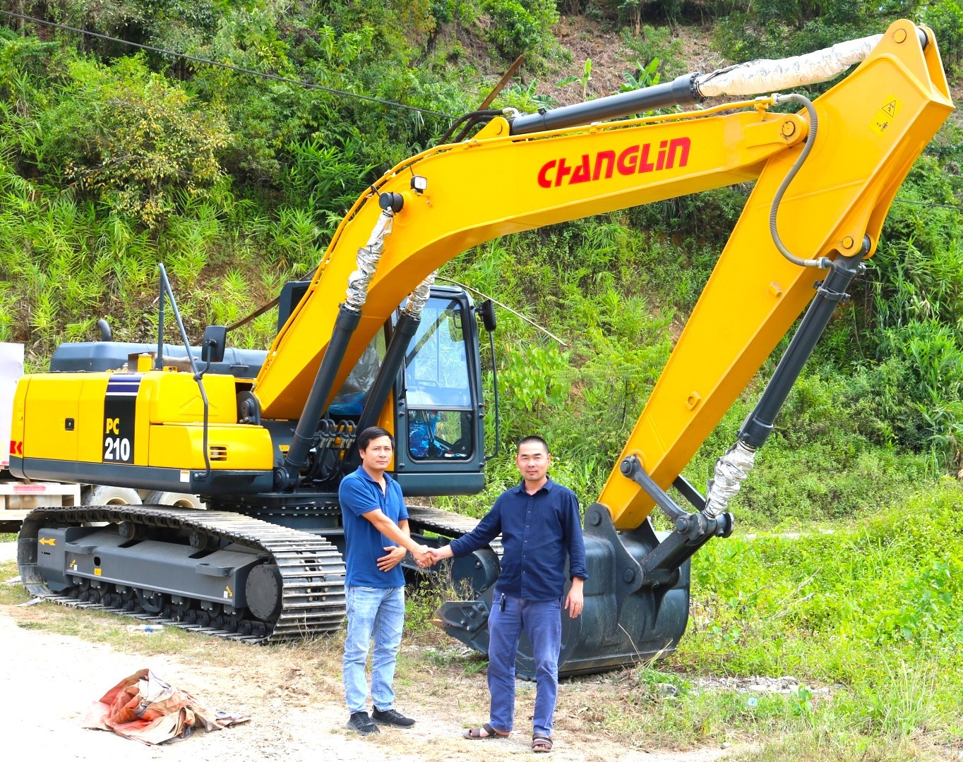 Bàn giao xe cuốc PC210-8 tại Lai Châu năm 2021