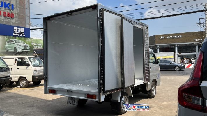 Bảng giá xe tải Suzuki 700kg thùng kín các phiên bản thùng Inox và Composite, thể hiện sự đa dạng lựa chọn và mức giá cạnh tranh