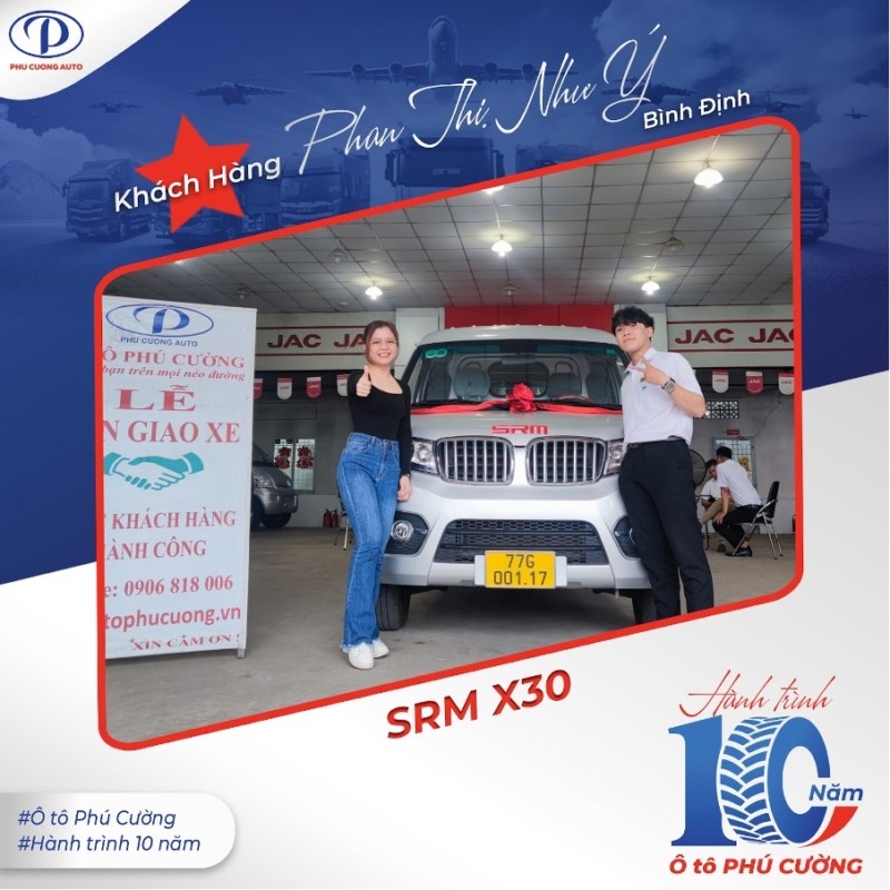 SRM X30 交车场景，一位家庭女性正在接收新车，脸上洋溢着喜悦
