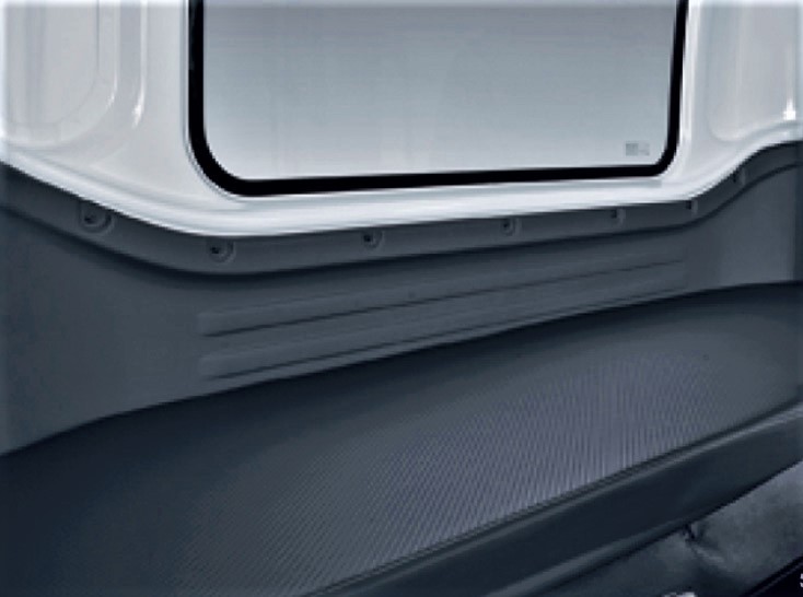 Giường nằm phía sau cabin xe tải Isuzu series F, rộng rãi và êm ái, tạo không gian nghỉ ngơi thoải mái cho tài xế trên những hành trình dài.