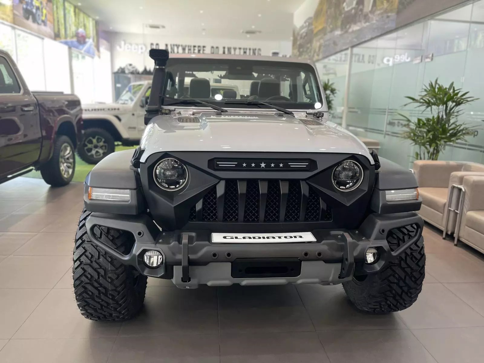 Jeep角斗士 Rubicon前脸，设计粗犷，极具特色。