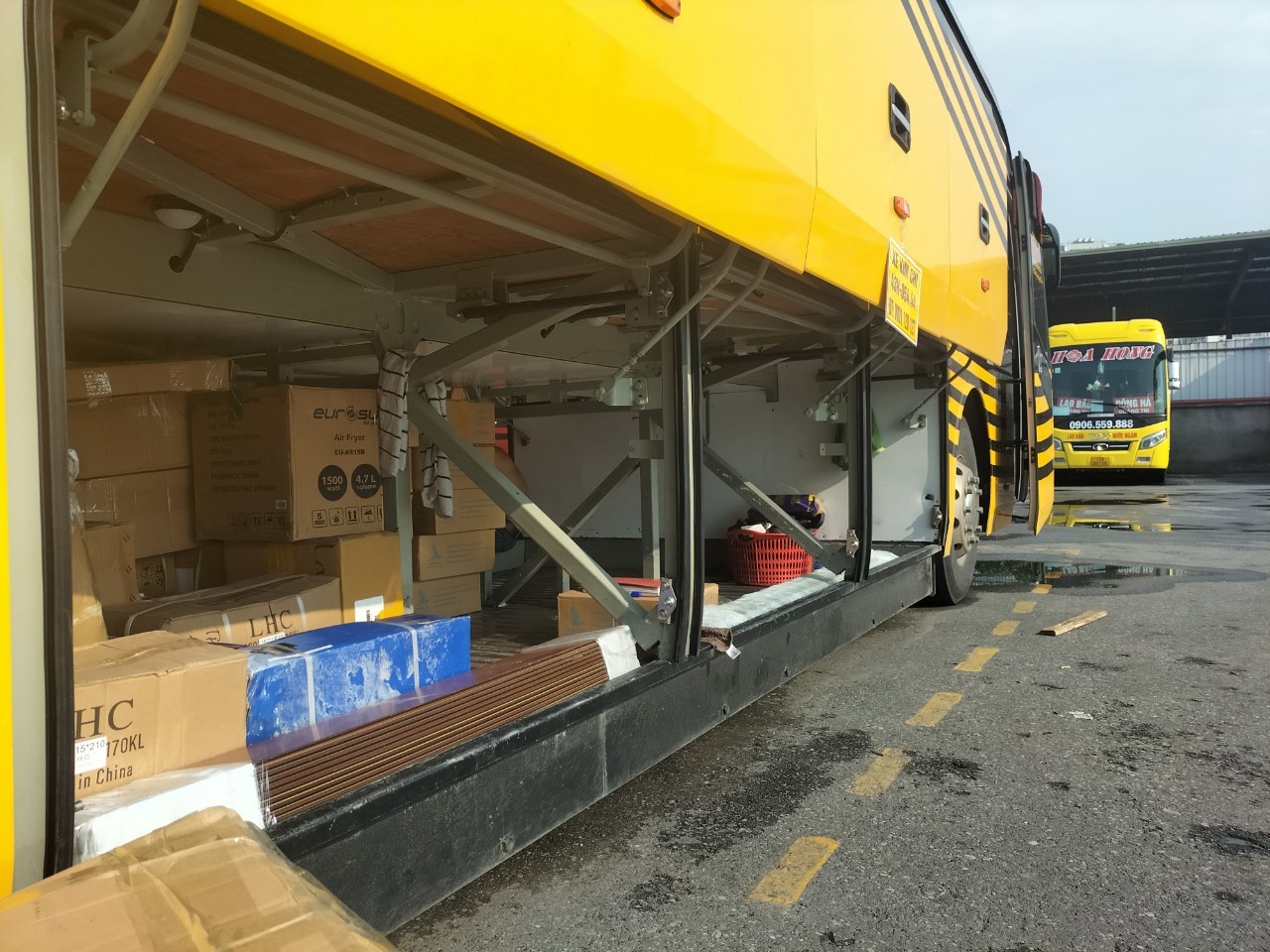 Autobus passeggeri che trasporta merci interprovinciali