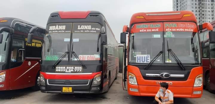 Camion Hoàng Long specializzato nel trasporto merci sulla linea Hanoi Saigon