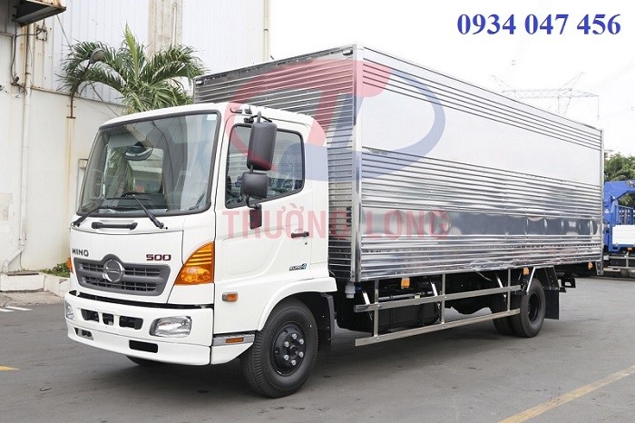 Xe tải Hino 3 chân thùng kín chuyên chở hàng hóa đa dạng