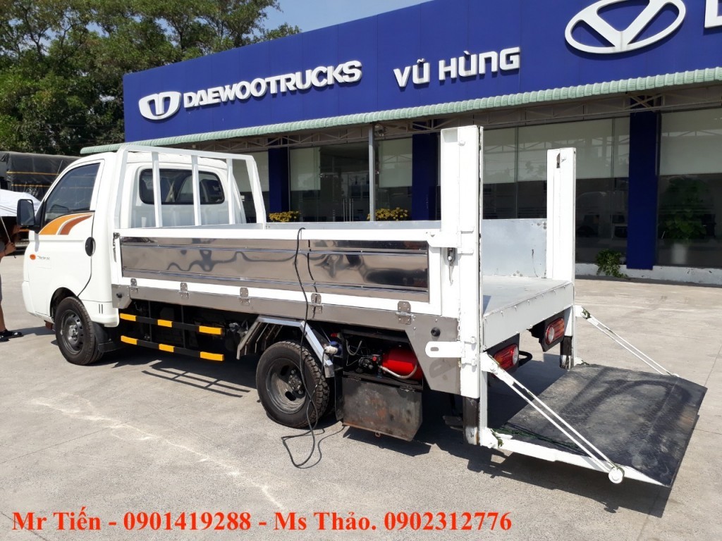 alt: Xe tải Hyundai H150 thùng lửng có gầm bửng nâng hạ