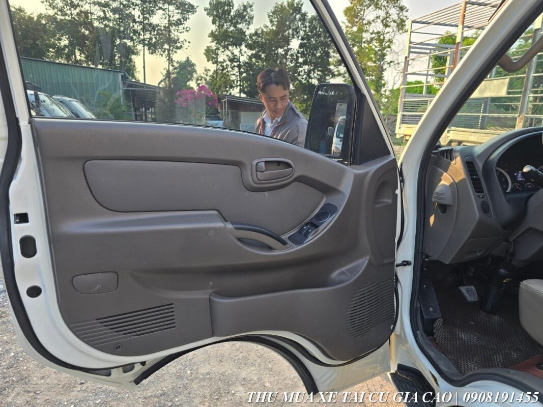 Używana chłodnia samochodowa Hyundai H150 z 2019 roku, zbliżenie kabiny samochodu, prezentuje wnętrze i przestrzeń do jazdy