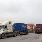 Hình ảnh biển báo tuyến đường cấm xe tải tại Hải Dương, một trong những biện pháp để giảm thiểu tình trạng xe tải né trạm thu phí và bảo vệ hạ tầng giao thông.