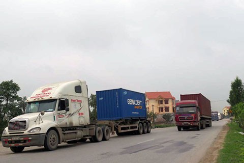 Hình ảnh biển báo tuyến đường cấm xe tải tại Hải Dương, một trong những biện pháp để giảm thiểu tình trạng xe tải né trạm thu phí và bảo vệ hạ tầng giao thông.