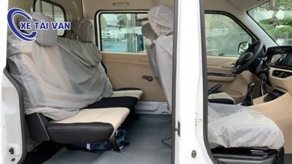 Comfortabel interieur van een Thaco bestelwagen