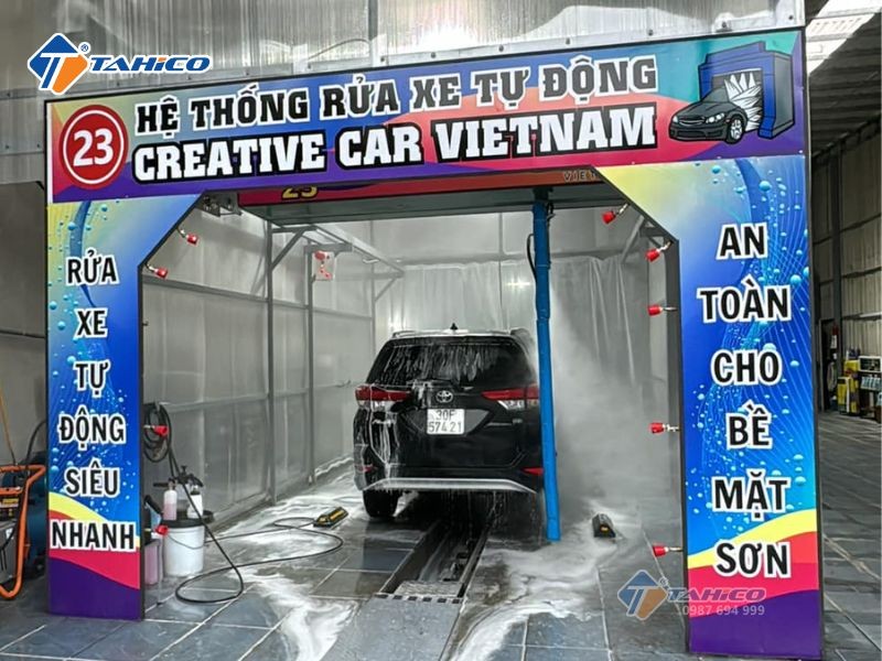 Hệ thống rửa xe tải tự động hiện đại tại trung tâm chăm sóc xe chuyên nghiệp
